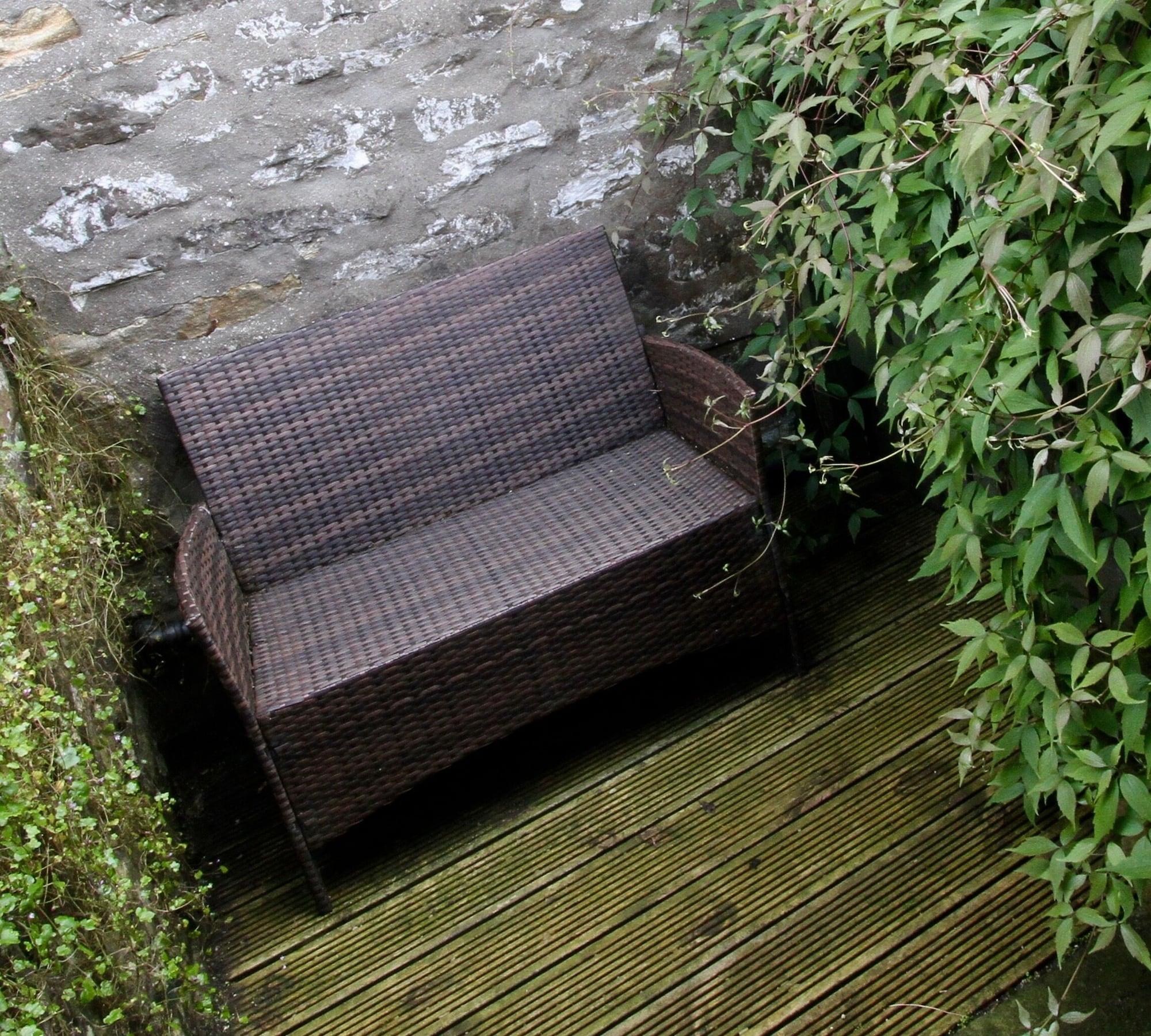 Ashfield House Hotel Grassington Exterior foto A rattan bench