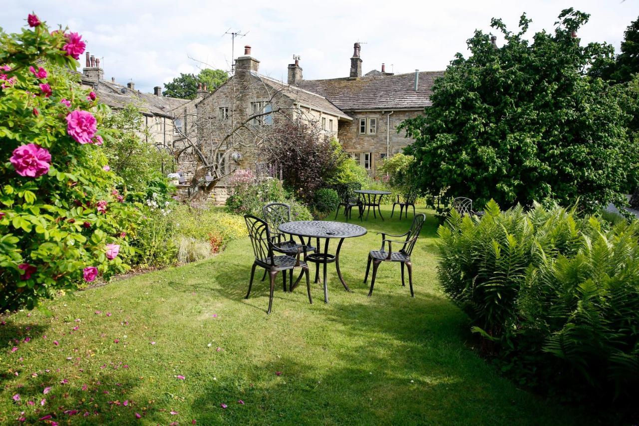 Ashfield House Hotel Grassington Exterior foto The garden of the Old Swan