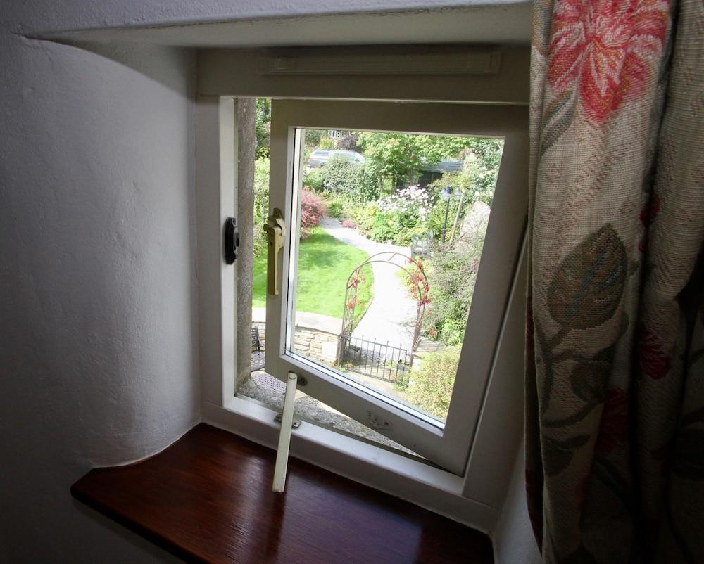 Ashfield House Hotel Grassington Exterior foto A window open for ventilation