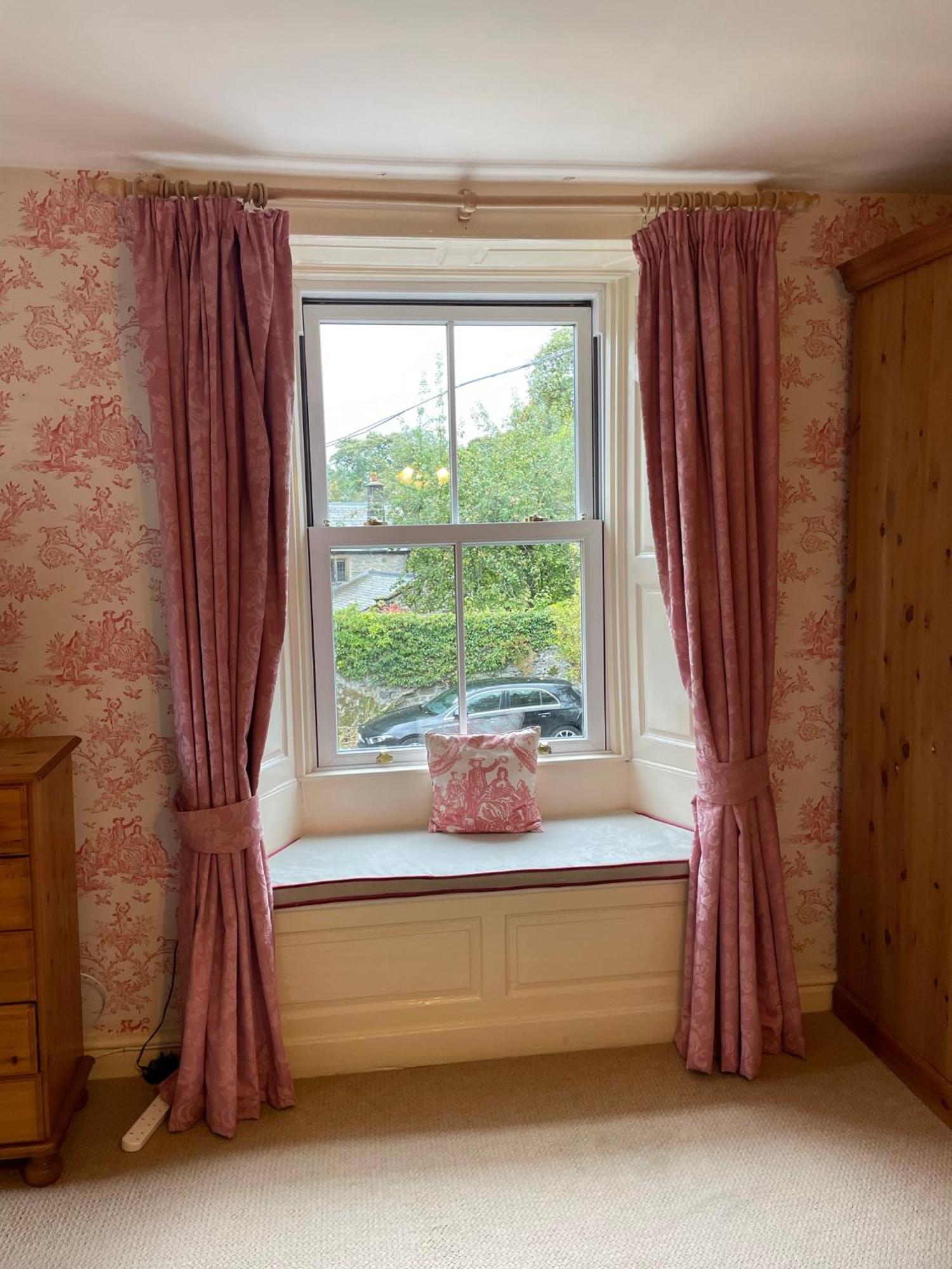 Ashfield House Hotel Grassington Quarto foto A window with a window seat