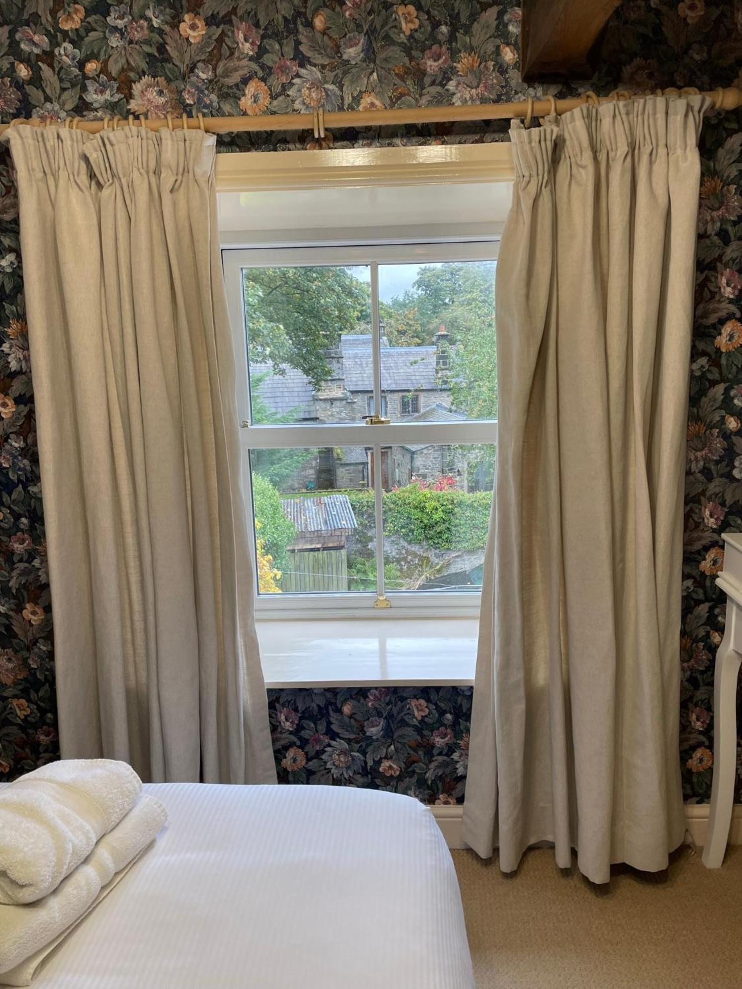 Ashfield House Hotel Grassington Quarto foto Curtains in a window