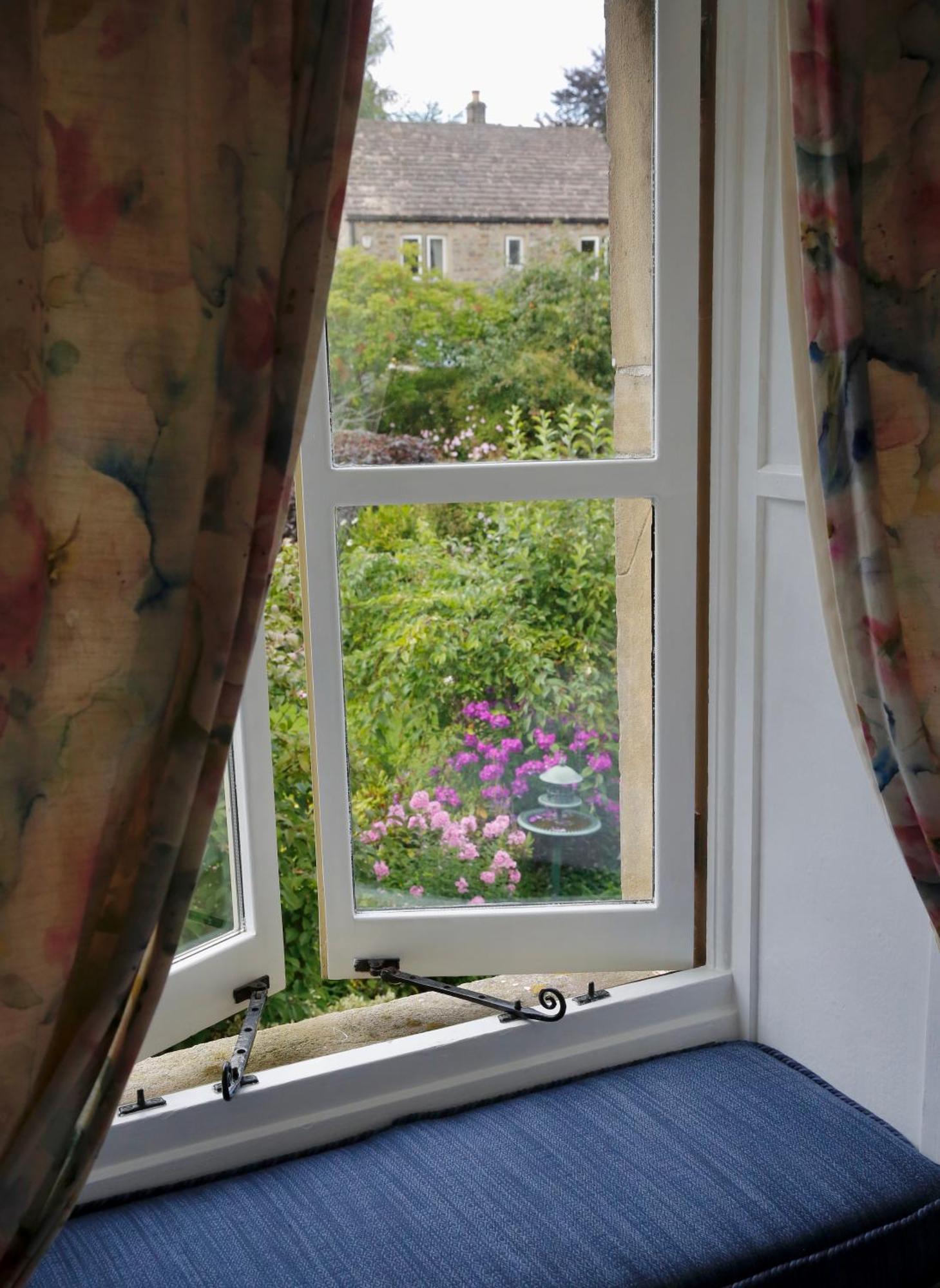 Ashfield House Hotel Grassington Quarto foto A window with curtains